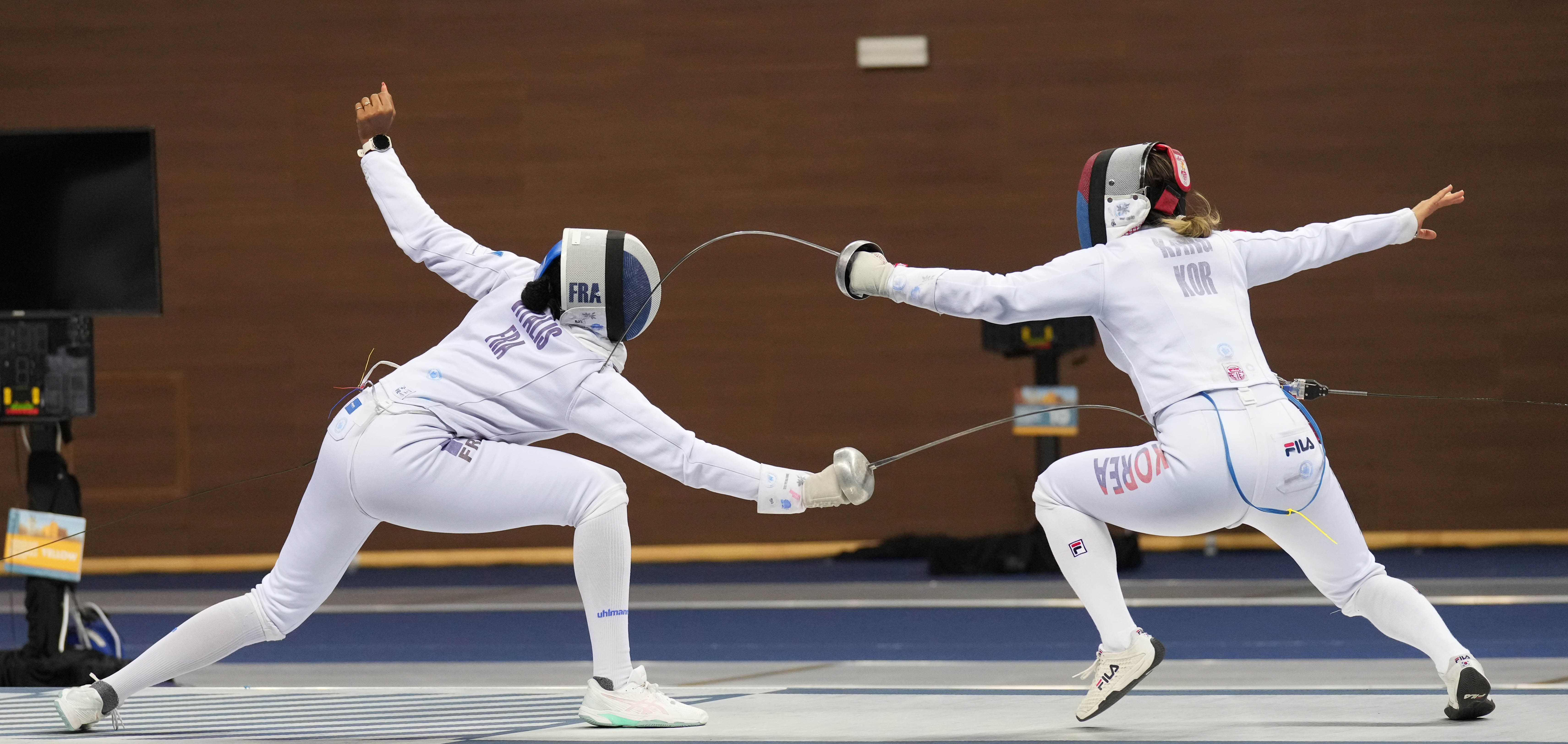 Fencing World Cup Fujairah: South Korea's Sera Song strikes back at Hong  Kong's Vivian Kong with sudden-death épée win